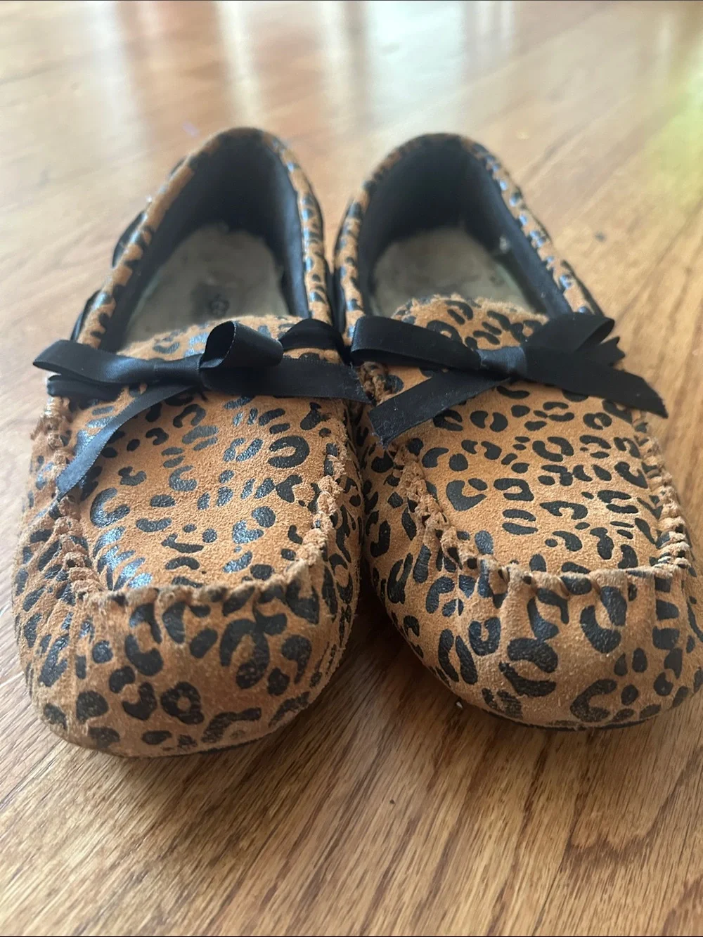 Women’s UGG Dakota Leopard Bow slippers size 6